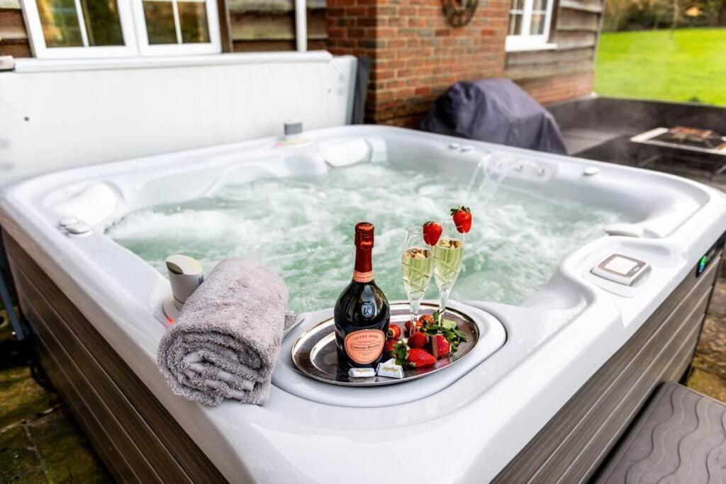 Langford Farmhouse - New Forest National Park Luxury 4Bd, Hot Tub, Cinema, 10 Acres Bartley Екстер'єр фото